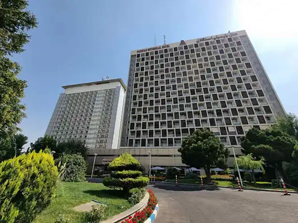 ویژگی های زمین تنیس هتل پارسیان استقلال تهران 3 Booking Tehran Parsian Esteghlal Hotel