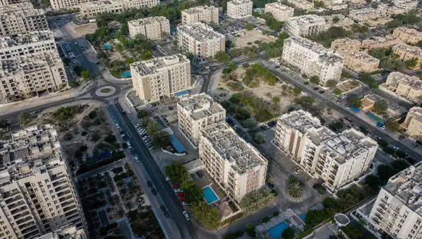 نمای هوایی از ساختمانهای مسکونی و خیابانهای یک محله در دبی
