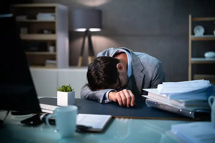 دلایل تجربه کمتر شادی در محیط کار و زندگی روزمره