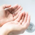 اگر بهترین شامپو هم ریزش مو را کم نکرد، مشکل کجاست؟