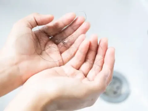 اگر بهترین شامپو هم ریزش مو را کم نکرد، مشکل کجاست؟