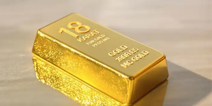 یک شمش طلای براق ۱۸ عیار روی یک سطح شفاف