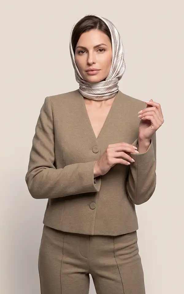 کت زنانه کوتاه بژ یقه هفت با دکمه‌های روکش‌دار